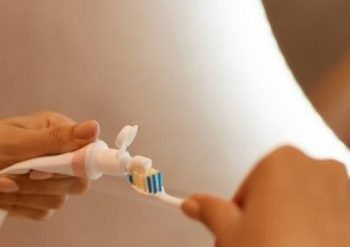 Penggunaan Obat Kumur dengan Fluorida untuk Menguatkan Gigi